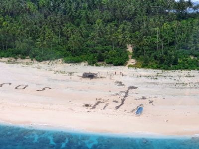 Homens so resgatados de ilha do Pacfico aps escreverem 'SOS' na areia