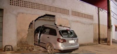 Motorista embriagada bate carro em muro de casa em Cuiab e  detida por moradores
