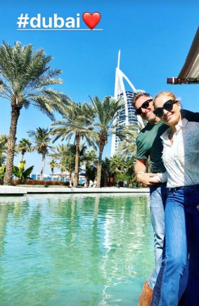 Anglica e Luciano Huck curtem passeio de barco em Dubai