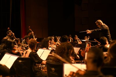 ​Cine Teatro recebe shows de humor, apresentao cultural e concerto da Orquestra CirandaMundo