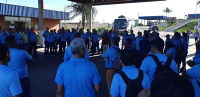 Funcionrios do transporte coletivo alegam atraso salarial e fazem paralisao em Cuiab e Vrzea Grande