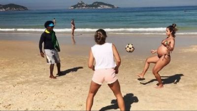 Ex de Ronaldo fenmeno, Paula Morais pratica altinho com barrigo de 9 meses