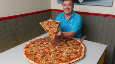Pizzaria paga  R$ 2 mil para  quem comer pizza gigante sozinho
