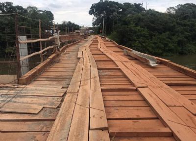 Ponte de madeira  interditada por risco de desabamento na MT-490