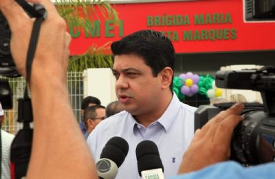 Kalil sanciona lei que garante aumento salarial dos servidores pblicos de Vrzea Grande