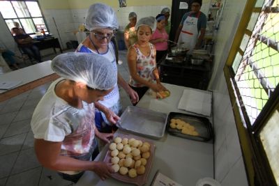 Moradoras do CPA aprendem a fazer salgados tradicionais no projeto Qualifica 300