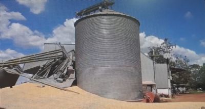 Silo com 600 toneladas de milho se rompe e maquinrio fica soterrado em MT