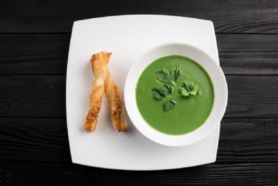 Sem carne: aprenda a fazer sopa vegana de espinafre