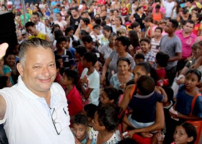 Solidariedade e alegria fizeram parte do Dia das Crianas no Bairro Dr. Fbio Leite em Cuiab.