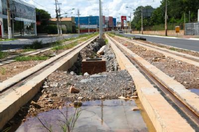 Postes do VLT comeam a ser retirados para iniciar obra do BRT