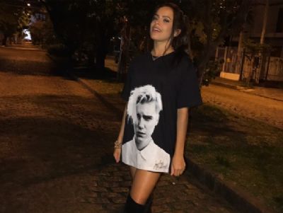 Aps cantada de Bieber, Mayla usa camiseta-vestido com imagem dele em aniversrio