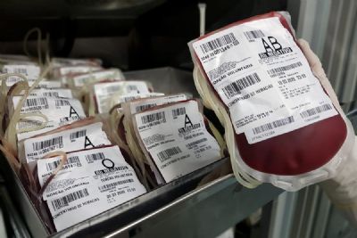 Aps deciso do STF, Anvisa revoga restrio  doao de sangue por homens gays