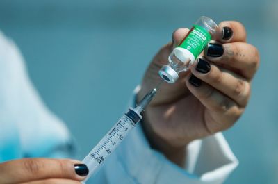 Senado pode votar na tera MP que dispensa doao de vacina para covid-19 ao SUS