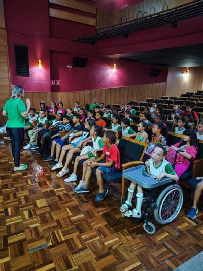 Mais de 1,2 mil alunos participam de projeto com visita guiada ao Cine Teatro
