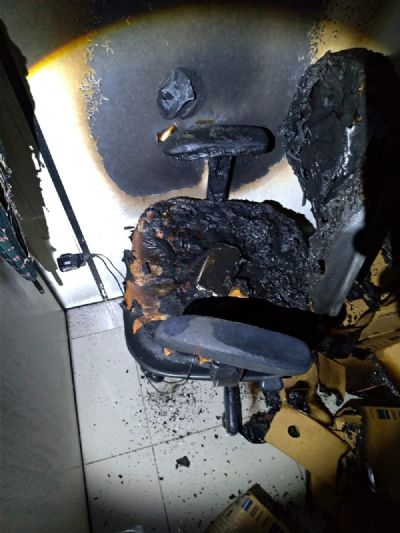 Celular conectado  tomada  provoca incndio em sala comercial