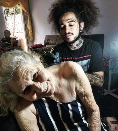 Av faz primeira tatuagem aos 75 anos com o neto em So Tom das Letras, MG