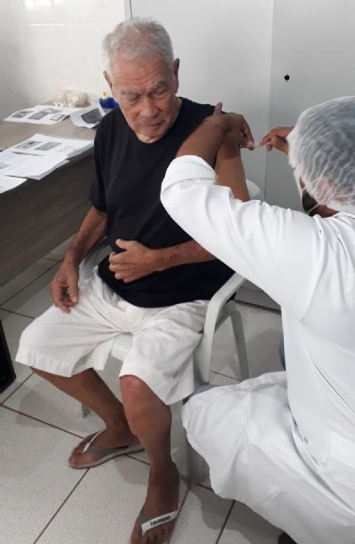 Idosos de 6 abrigos comeam a ser vacinados contra a Covid-19 em Cuiab
