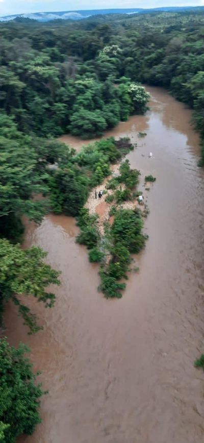 Cabea d'gua deixa cinco pessoas ilhadas no Rio Coxip;
