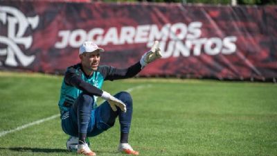 Flamengo e empresrio de Diego Alves marcam reunio para fechar renovao