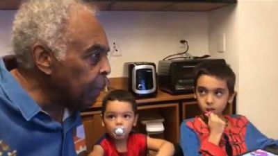 Netos de Gilberto Gil criam canal no Youtube e ensinam tecnologia ao vov