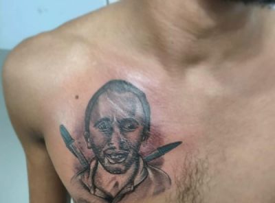 Estudante tatua rosto de autor do hit 'Caneta azul' no peito