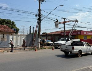 Opera��o remove 400 metros de fia��o irregular ap�s den�ncia de incidente com ve�culo pesado
