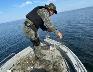 Pol�cia apreende mais de um quil�metro de redes de pesca e solta peixes no Rio Paran�