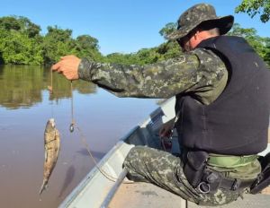 Pol�cia Ambiental apreende itens de pesca proibidos e adverte pescadores durante pr�-piracema no interior de SP