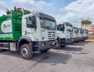 Barra do Gar�as recebe cinco novos caminh�es para refor�ar a coleta de lixo