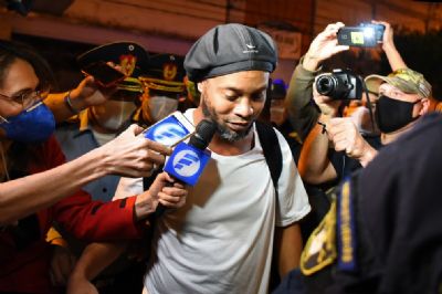 Justi�a do Paraguai decide nesta segunda-feira se deixa Ronaldinho e Assis voltarem ao Brasil