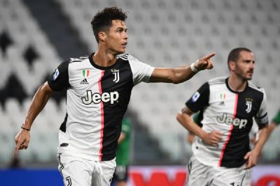 Cristiano Ronaldo se aproxima de Lewandowski na corrida pela Chuteira de Ouro