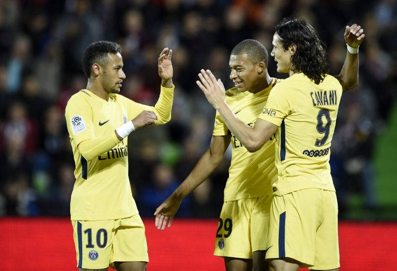 Neymar pede desculpas ao elenco do PSG por pol�mica com Cavani, diz jornal