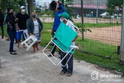 Incerteza e indigna��o com festas: o que diz quem �madruga� na fila do Centro de Triagem