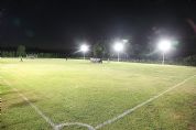 Prefeito entrega reforma de miniest�dio de Bonsucesso participa de jogo e marca gol