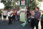 Prefeito entrega reforma de miniest�dio de Bonsucesso participa de jogo e marca gol