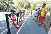 Prefeito entrega reforma de miniest�dio de Bonsucesso participa de jogo e marca gol