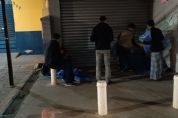 Pessoas em situa��o de rua recebem cobertores e alimentos para aquecer
