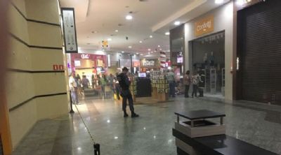 Loja de roupas infantis pega fogo em shopping de Rondon�polis