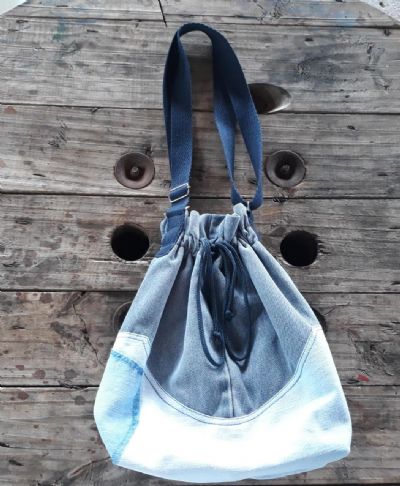 Bolsas feitas de cortina persiana e jeans usado tem sido as escolhas da moda sustent�vel