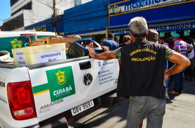 Fiscaliza��o barra atua��o irregular de com�rcio ambulante