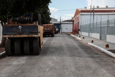 Governo assina ordem de servi�o para in�cio das obras de asfalto em 8 bairros de Cuiab�