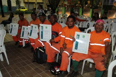 Agentes de limpeza de Cuiab� ganham edi��o especial do projeto 