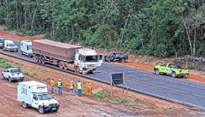 Batida entre carreta e carro deixa dois mortos e interdita BR-163 em MT
