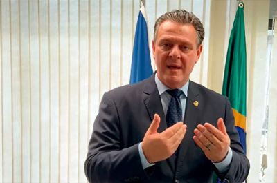​F�varo antecipa retorno ao Brasil para contornar crise com invas�es do MST