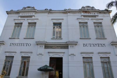 Vacina chinesa chega a SP e testes com volunt�rios devem come�ar nesta segunda