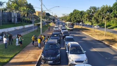 Pol�ticos e empres�rios fazem carreata contra taxa��o da energia solar