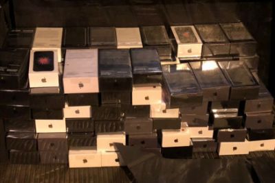 Ladr�es fazem funcion�rio ref�m e roubam 103 Iphones do Extra