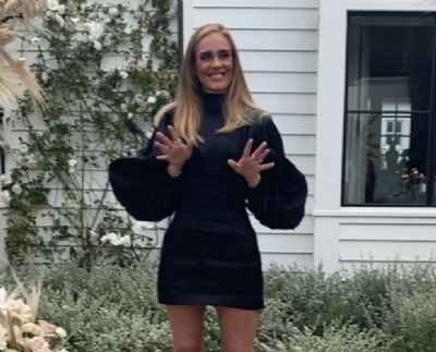 Adele completa 32 anos e posta sua primeira foto de 2020