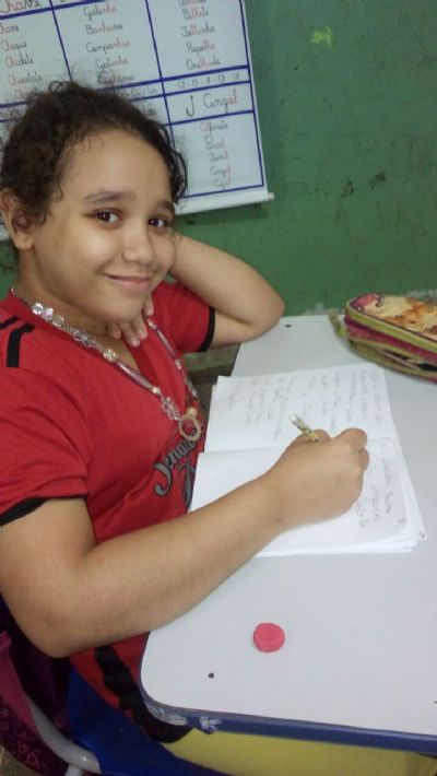 Estudante de escola municipal lan�a livro 'Uma Poesia Em Cada Olhar'