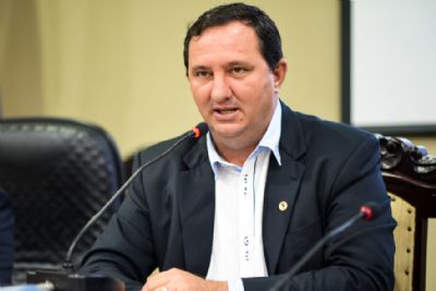 Deputado prop�e cria��o de �bolsa� para trabalhadores informais e suspens�o da cobran�a previdenci�ria